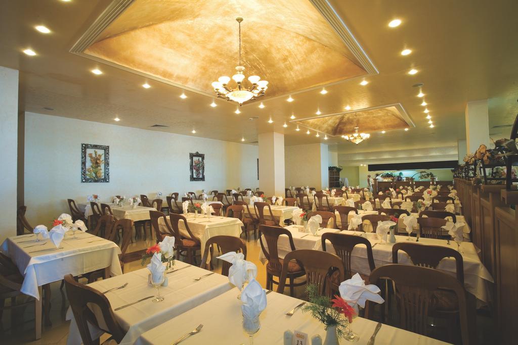 Dit Majestic Beach Resort Pantai Sunny Restoran foto